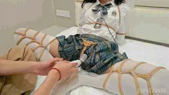 然然的约绳体验记 电击 强制GC放置 [乐鱼]近期，从妖都来体验的小M然然，在得知了具体状况之后，便火速驾车前来寻我。着实让人无奈，待绑完成后，接着便是口球塞入口中，再以眼罩蒙住双眼。开启郊狼电击，放置挣扎之际，求情却毫无作用，而惩戒却愈发严酷起来，强制棒子GC，还有随机而来的电击，每一分钟都像是一个世 纪那么漫长，刺激和电机让然然几乎崩溃，MP4视频 解压密码 0000<br>想约绳体验不？方便快捷找QQ:2906520439