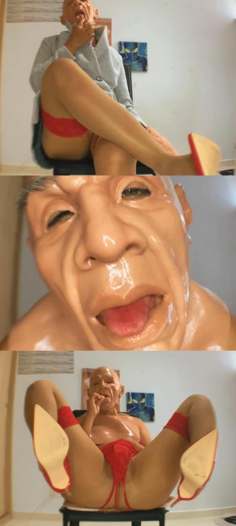 Old Man Mask &amp; Jockstrap 创作：Nickymask<br>Nickymask 5月23日作品 面具佳作<br>Nicky戴着套头的老人面具，身披大衣出现，咖啡丝打底，又有红色吊带袜内衣内裤搭配，红色高跟鞋十分亮眼<br>从面具中可以看到Nicky的眼睛和舌头，放入[X_X]后坐在椅子上不停地抖动，高跟鞋底看得清清楚楚，之后拿出棒棒糖不断吮吸<br>最后将面具脱下，露出长发飘飘，反差感极强，最后在床上抚弄身姿，十分骚气<br>喜欢面具和反差的朋友们可以看看，十分有趣的作品