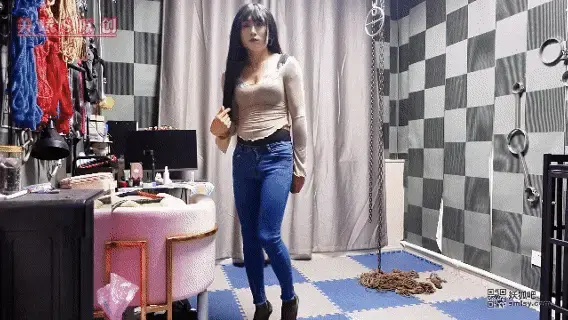 微剧情《牛仔裤吊绑高跟鞋罚站》穿着裤里丝紧身牛仔裤的敏儿被全身紧缚吊绑罚站，全身上下都被绳子绑着，只能乖乖着穿着高跟鞋罚站！被主人玩弄！当然少不了[X_X]伺候 模特：敏儿<br>服装：低胸上衣 紧身蓝色牛仔裤 蕾丝高跟鞋<br>这天敏儿在主人这里面对着镜头臭美拍照，谁知道接下来突然来的消息让敏儿措不及防。X大哥想看你罚站，现在开始吧！主人这时出现在敏儿的身后面说到！好吧，就这样敏儿先被高手缚绑了起来吊在了吊环上，三角区加上了股绳，更贴合了身材的曼妙！腿部也一圈一圈的绳子绑了起来，当然少不了[X_X]直接顶到[X_X]，瞬间[X_X]逆袭而来，止不住的哼唧哼唧，看看骚货就是这么被锻炼出来的把！最后高跟鞋也不放过，全都绑了起来，穿着8厘米的高跟鞋全身被绳子绑着只能小幅度的踮脚和蠕动来掌握平衡点，也是极其难受的姿势了，在绑完后，啪啪  主人拿着鞭子抽了起来，，不是X大哥想看罚站吗？怎么还鞭打了起来！现在被绑着动也动不了，只能听从主人的安排了。敏儿心里想到。 本来就被绳子绑着站不稳的敏儿，被鞭子抽后还得承受肉体上的折磨，痛苦的表情瞬间都写在了脸上。说时迟，那时快。在敏儿想着的功夫主人已经不知道打了多少鞭子了，打完前面打后面，PP也不放过，在玩弄的着敏儿筋疲力尽的时候，主人给敏儿带上了口球，头上套上了丝袜头套。就这样被主人和X大哥看着（V开着视频），羞耻感拉爆。敏儿今天想臭美的心情无疑一落千丈！真是突如其来的恶梦............<br>♠ 当然欢迎大家投稿定拍各种作品以及剧情片，竭力创作。<br>♠ 一心追求绳艺 探索各种姿势的奥妙 追求极致的捆绑艺术<br>♠ 专注紧缚捆绑而不失紧缚带来的体验感<br>♠ 工作室提供免费化妆服装体验<br>♠ 以上模特的化妆均有本主亲自塑造<br>♠ 支持原创是我们创作的最大动力！优质拍好每一部原创<br>♠ 网盘解压密码：<span style='color:#b0b0b0;'>[隐藏文字，购买后可见]</span><br>♠ 定拍视频、约拍视频、预约体验（伪娘、男生、女都可以体验）、原味衣物道具出售!!!详情加下方联系方式咨询<br>♠ 联系方式：Q<span style='color:#b0b0b0;'>[隐藏文字，购买后可见]</span>备用Q<span style='color:#b0b0b0;'>[隐藏文字，购买后可见]</span>V<span style='color:#b0b0b0;'>[隐藏文字，购买后可见]</span><br>♠ 诚招山西附近的女M、伪娘 有兴趣的可以加上方联系方式咨询!免费化妆 不要发邮件！！！！发邮件咨询一律不回！！