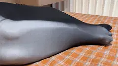 云雀定拍————《致命凶宅》下，柳洋中计被洗脑，将室友和自己丝袜全包，最终一起被装进丝袜睡袋 柳洋醒来，观察四周，十分惊恐。她用脚触碰嘉嘉试图唤醒她，却发现她昏迷着。于是柳洋艰难地移动身体下床，只发现房门紧缩。<br>突然一个声音响起：可怜的人，你也中了这间房子的诅咒。我是一个和你一样来这里租房的女子，中了咒后像你的朋友一样沉迷于捆绑。她现在和我一样已经无药可救，永远被囚禁在这里，但你的程度还很轻，有机会逃走。<br>柳杨听信了他，挣扎着用脚打开了盒子，结果却晕了过去。<br>醒来后，她被一股力量驱使着前往卧室。她的室友躺在床上，身边放着许多丝袜，请求柳杨将她全包。柳杨顺从她的请求，将她全包后，抚摸玩弄着她的身体，克制不住自己的情绪。突然她也被神秘的力量丝袜全包起来。二人缠绵了一会后，决定永远全包在一起。于是一个巨大的丝袜睡袋将她们套住，二人背靠背包在一起。一番激情地挣扎后，她们都昏迷了过去。<br>而另一边，现实中被塑料袋全包的二人也被背靠背绑在一起，她们再也没机会离开这座屋子了......<span style='color:#b0b0b0;'>[隐藏文字，购买后可见]</span><br>