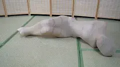 象人定拍-嗷嗷-油亮丝袜高跟，全身紧缚后套两层全包丝袜，根本挣脱不出来！ 为了防止嗷嗷偷偷挣脱出来，把她的双手套上了一层丝袜<br>嘴巴用丝袜塞满以后，六层胶带封住。再套上全包丝袜两层<br>不给嗷嗷逃脱的机会TAT<br>——————————————————————————————————————————————<br>因为百度云经常和谐，所以尝试双层解压，<br>解压密码：xiangren123 第一次解压文件后缀改为zip，<br>原密码再次解压以后，把后缀改成mp4 即可观看<br>切勿在百度云中直接观看，容易被和谐!!!!!<br>线上定拍线下约拍。<br>QQ：192370054（注明来意）