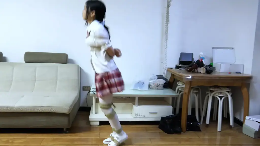 日式并腿捡鞋子 绑法：日式后手 并腿缚<br>服装：白色短袖衬衫 红色jk裙子 不透白裤袜 白色帆布鞋<br>发型：单马尾<br>内容：模特双手以日式绑在背后，脚腕、小腿、脚掌都被绳子紧紧地捆绑住，模特要在这种状态下尽可能多地将散落在客厅各处的鞋子捡起并拿到桌子上。让我们看看模特是如何在双手双脚被绑住的情况下坐下拿到鞋子并不断站起来的。鞋子数量很多，对模特的体力是一个很大的考验。尽管模特很努力，但规定时间内仍然没有将所有鞋子放到桌上，不给模特休息时间，踮脚吊着接受惩罚。<br><span style='color:#b0b0b0;'>[隐藏文字，购买后可见]</span>