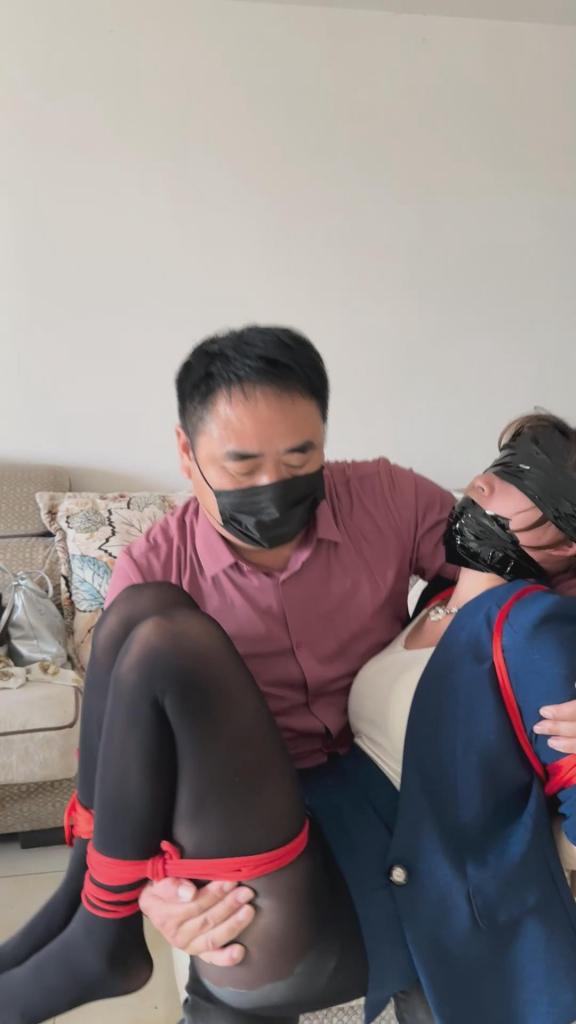 可怕的黑航空公司，，上集。。 在C市有家黑航空公司，以招聘空姐为由，有一天一位美丽空姐过来应聘，负责人趁女孩不注意掐晕了美丽的空姐，将女孩捆绑，羞辱，女孩彻底绝望，情节丰富，捆绑，丝袜套手，胶带缠手，堵嘴，打屁股，揉胸，震动，女空姐直接高了，彻底征服，粉丝持续关注中集，下集，我们持续更新中，剧情更加，精彩，工作室招聘南阳市区周边女M女同好，不定期举行绳艺活动欢迎同好体验，工作室提供订拍业务，，，QQ2433452171
