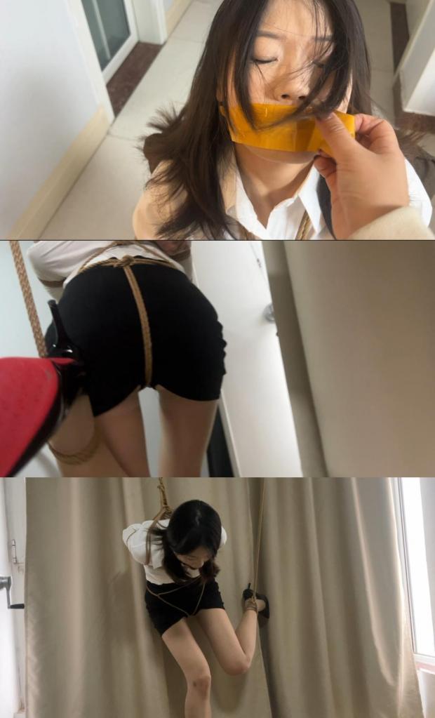 绑架女老师（下） 变态是一个爱意淫的闷骚男，他已经看上丹丹很久了，这次终于得逞又怎么会轻易放丹丹离开。丹丹被变态拽回后绑在了椅子上，丹丹开始求饶，但她没想到，约求饶，变态越喜欢。<br>丹丹：求你了，放过我吧，你想要钱吗？我可以给你很多很多钱，只要你能放过我，我的银行卡密码是123456。绑匪走过去拿起钱包，看到了银行卡，于是又把丹丹嘴封了起来，出去取钱。丹丹以为变态取了钱就会放过他，于是也放松了起来，直到变态回来，给她戴上了口球把她吊了起来。还让她穿着高跟鞋，戴上口球，吊着股绳，一边站不稳，一边还要被磨着[X_X]，难受极了。丹丹按照变态的要求扭动了起来，她以为只要自己够听话，就能少受罪………定拍➕q3862167264<br>