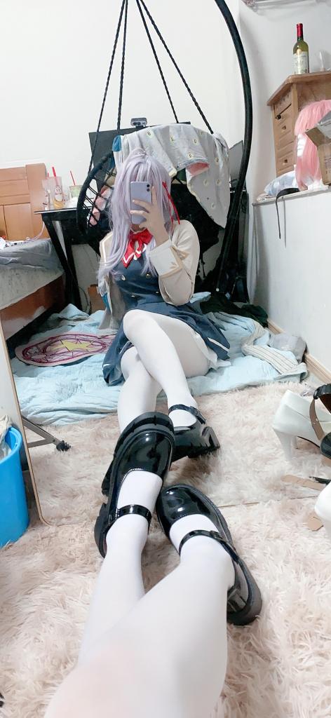[槿榆喵】白丝艾莉cos自缚外出被发现，被装箱带回家捆绑调教QWQ 也是溜出来了qwq。拖到现在才发实在抱歉qwq。<br>万圣节当天原计划是去顶楼的。但是踩点发现顶楼有人，于是改变计划去地下停车场。<br>走到一半的时候听到了电梯的声音。踌躇等了一会觉得人走了后被抓到了。<br>然后就。。。