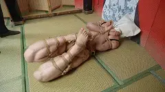 象人定拍-小0-后高手，头套麻袋的紧缚驷马！ 后高手，折腿缚，戴上口球后头上套麻袋，最后连接驷马状态<br>偶尔用小玩具刺激刺激，这下小0应该躲避不了了<br>——————————————————————————————————————————————<br>因为百度云经常和谐，所以尝试双层解压，<br>解压密码：xiangren123 第一次解压文件后缀改为zip，<br>原密码再次解压以后，把后缀改成mp4 即可观看<br>切勿在百度云中直接观看，容易被和谐!!!!!<br>线上定拍线下约拍。<br>QQ：192370054（注明来意）