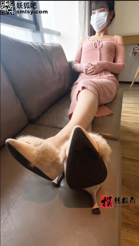 校尉原创-网约素人妹妹线下约足拍脚 又是网上认识的妹妹，这次遇到的妹子颜值非常高！<br>一见面就穿着丝袜高跟鞋进入我的眼帘，真的不要太棒！<br>通过套路认识的妹子，第一次与陌生男人开房，期初她还有一点点防范心<br>毕竟是第一次网约见面，主打就是一个真实，没有任何剧情更没有任何预知！<br>所以在我拍她丝袜脚时，也是神情非常的紧张与不安，在和我聊天，试探后<br>妹子慢慢的放下了戒备心，尽情的让我拍她的丝袜脚<br>我起初只是拍摄，慢慢的就开始上手抚摸，直到妹子心理完全接受足控癖好<br>她真的很美，现实中比视频里更加好看！特此记录一下我的约足日常<br>本人并非专业摄影师，只是一个纯粹的足控爱好者，喜欢分享，喜欢记录真实，仅此而已