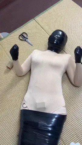 【麦子】接近一个小时高度调教。[X_X]，调蛋，电击器统统一块 接近一个小时高度调教。[X_X]，调蛋，电击器统统一块上。胸部，大腿处，菊花里，电击器最大开到70，急得麦子只抓屁股，，胶带控制呼吸，结束了麦子都想打人，因为之前手脚都被胶带缠住了，什么也动不了。<br>招兼职女模特，有意Qq2415587891<br><br>网盘资源为4K，请大家根据情况下载<br>解压密码：softkb,解压后修改扩展名rar，再次解压即可。<br>Qq：2716870964(请注明来意, 接订拍)