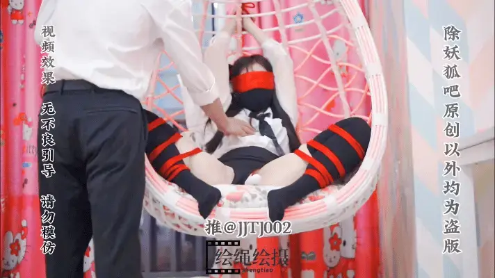 【绘绳绘摄】某知名大学的大学生体验绳缚调教（2） 内容:大学生穿OL装真空被分开腿腿绑在吊椅上，内置秒潮玩具，嘴里发出动人的呻吟。体验不同的玩具，声音不同，玩具体验高超不断，声音太大都担心被邻居投诉，抚摸，抽胸捏胸，玩具都被玩没电了，玩具不同快乐不同<br>制作:君君<br>体验者:年年<br>出品方:绘绳绘摄<br>时长:34.30<br>格式:MP4<br>分辨率:1080p<br>出品方:绘绳绘摄<br>经营:专用麻绳，绳调体验,视频定拍。<br>推:@JJTJ002(或站内咨询)<br>邮箱:JJTJ0123@gmail.com（投稿随机抽选内容）<br>绳调体验日常，用心待每一位m