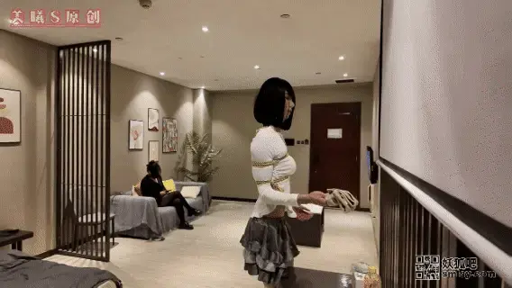 家奴驷马篇《媛媛家奴日常监禁》上海上课巡游中，预约体验加下方联系方式咨询   当家奴是一种什么体验呢？带着手铐绑着绳子做家务，最后还的被驷马放置在桌子上陪主人看电视........ 模特：伪娘媛媛<br><br>上海上课巡游中，预约体验加下方联系方式咨询<br><br>主人出去办事当然家里要是有个宠物绳奴会是什么样呢？这天媛媛上身被绑着只留下了手腕能活动，腿部也被绑了一圈绳子限制他的自由。这时的主人在沙发上看着电视休息着，等着家奴把卫生打扫完出去办事。媛媛也在认真的打扫着卫生，从左右上下角角落落都收拾了一遍，被控制着家奴步履阑珊着走着，毫无疑问本来被限制着身体打扫起来也是非常的慢！就这样主人在等着家奴打扫完卫生后，准备出门，这时把家奴的手放在了前面戴上手铐，牵着奴来到了门口，把牵引绳挂在了门口，主人关门出去了。<br>家奴呢就在门口跪着等着主人回来......过了不知多久，门终于开了，主人回来了，从门把手上牵着奴到了客厅，来把好好给主人伺候伺候，走了一下午累死了，随即家奴跪着给主人按摩着腿和脚。主人也同时打开了电视看着，过了一会后主人休息过来就把奴牵到了电视柜那边，绑成了一个驷马吊头放置在了电视柜上。家奴就是主人在需要的时候可以简单的束缚给主人办事，剩下的时间当然是一直被控制着紧紧的绑着。主人在沙发上看着电视同时也在欣赏着自己绑着作品.....等带着家奴每天的生活会是什么样呢？<br>当然大家要是喜欢看这类型的题材，可以多多发言....<br>♠ 当然欢迎大家投稿定拍各种作品以及剧情片，竭力创作。<br>♠ 一心追求绳艺 探索各种姿势的奥妙 追求极致的捆绑艺术<br>♠ 专注紧缚捆绑而不失紧缚带来的体验感<br>♠ 工作室提供免费化妆服装体验<br>♠ 以上模特的化妆均有本主亲自塑造<br>♠ 支持原创是我们创作的最大动力！优质拍好每一部原创<br>♠ 网盘解压密码：<span style='color:#b0b0b0;'>[隐藏文字，购买后可见]</span><br>♠ 定拍视频、约拍视频、预约体验（伪娘、男生、女都可以体验）、原味衣物道具出售!!!详情加下方联系方式咨询<br>♠ 联系方式：Q<span style='color:#b0b0b0;'>[隐藏文字，购买后可见]</span>备用Q<span style='color:#b0b0b0;'>[隐藏文字，购买后可见]</span>V<span style='color:#b0b0b0;'>[隐藏文字，购买后可见]</span><br>♠ 诚招山西附近的女M、伪娘 有兴趣的可以加上方联系方式咨询!免费化妆 不要发邮件！！！！发邮件咨询一律不回！！