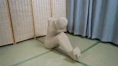 象人定拍-嗷嗷-堵嘴，直臂，并腿，四层全包丝袜！ 并肘直臂绑好以后，加上股绳和大腿小腿的绳子，脚掌和鞋子也绑在一起<br>嘴巴塞上丝袜以后，用6张胶带封上口<br>嗷嗷还以为和上次一样是两个全包丝袜，谁知道又加了两层<br>再把脖子上加一个防止低头的项圈，拉紧，使得呼吸捆绑<br>不知道这样子包起来，她能不能挣脱逃跑？<br><br>——————————————————————————————————————————————<br>因为百度云经常和谐，所以尝试双层解压，<br>解压密码：xiangren123 第一次解压文件后缀改为zip，<br>原密码再次解压以后，把后缀改成mp4 即可观看<br>切勿在百度云中直接观看，容易被和谐!!!!!<br>线上定拍线下约拍。<br>QQ：192370054（注明来意）