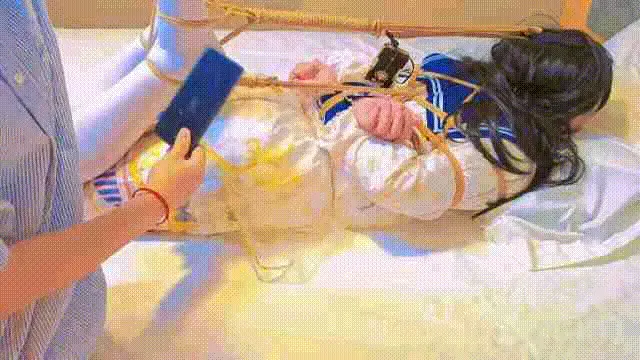 单向奔赴的小m体验驷马紧缚挠痒放置 [乐鱼] 在紧张的氛围中，一个神秘的S悄然登场。将小m被紧紧驷马缚在床上，双眼被蒙，嘴巴被堵，身体因反弓而感到极度不适时，一个低沉的声音在黑暗中响起，打破了死寂的空气。这个声音的主人没有显露身份，只是默默地观察着这一切。小m虽然无法看见，但能感觉到房间内有个人时不时玩弄他，这种未知让小m的心跳更加剧烈。每一次脚步声的靠近，都让小m的紧张感升级，而每当那个声音在耳边低语，小m的身体不由自主地颤抖。这个神秘的S似乎掌握着一切，但他的目的和意图却是个谜......<br>mp4 视频 35分钟 2G左右 <br>常住广东约绳体验咨询:2906520439