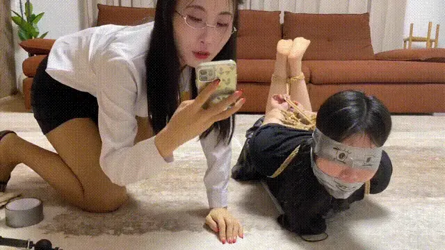 【云雀定拍】对不良少女的家访1 老师上门家访反被驷马羞辱 吴晗 琳琳主演 吴晗老师发现班里的学生琳琳最近表现非常恶劣，于是便在周末上门家访。没想到这位学生的行为要比她想象中的更加恶劣，将她一番羞辱后，把老师被捆绑堵嘴的照片拍下来当换成了她的微信头像。最后拿走了口球的钥匙，留吴晗一人在家里挣扎。<br>作品分三集发布，后续剧情更精彩。<br>解压密码：241118