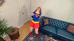 Supergirl Vs The NANOBOTS 即使是女超人也需要休息时间！超级少女化身琳达·丹弗斯，享受着自己应得的一点休息时间。她利用这段时间直播对各种香水的评论。但当女英雄收到一个神秘的包裹时……似乎是来自粉丝的……她很快发现有些气味对她来说太难闻了！ <br><br>这个包裹里装满了恶毒的纳米机器人，但琳达不知道。她从瓶子里深深地吸了几口。但当她读到随附的信件时，她很快意识到自己的错误……她的秘密身份已经在数百万观众面前的直播中曝光了！<br><br>但事情会变得更糟。纳米机器人正在进攻！它们对超级女侠进行野蛮攻击，掐住她的脖子，用拳头打她的肚子，甚至让她张开双腿，露出性感的超级内裤！它们会通过结束她来结束她……让她一波又一波的[X_X]！