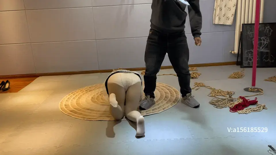 玩转小奴   重度sp 继续玩转小奴，两种皮鞭循环抽打   驯服  调教 .X本工作室提供绳艺捆绑模特服务、室外定拍，室内定拍，体验女绳师捆绑服务、体验长时间囚禁服务、绳艺教学培训、专业麻绳销售、作品私人定制、模特原味丝袜出售等，另外本店招募同好合作伙伴。定拍约拍。v:a156185529 <br>QQ156185529<br>解压密码168168