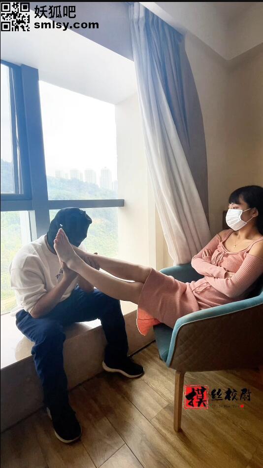 校尉原创-高冷妹妹初次体验舔脚[X_X] 继上个视频后，期间我跟妹妹在聊关于足控的话题<br>试图慢慢与她解释此行的目的<br>在她没有什么反应后，我就直接开始让她拿着手机拍摄<br>我将她的美足放在鼻子上贴住时，我就知道幸福又再次降临了<br>