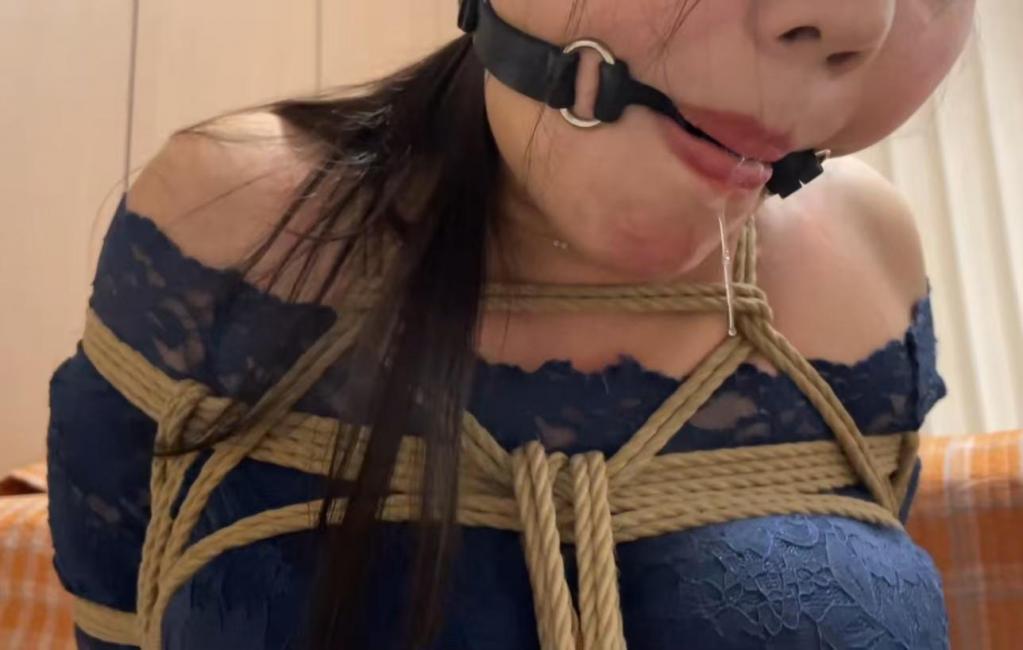 鑫鑫工作室出品，女白领被绑架调教 鑫鑫工作室出品，白领调教下属结果被反制，踩踏，捆绑，日式，驷马，海老缚，丝袜、口球堵嘴，项圈，遛狗，鞭打，放置，内容精彩不断，欢迎各位老板支持原创定拍，联系QQ:3651574526。
