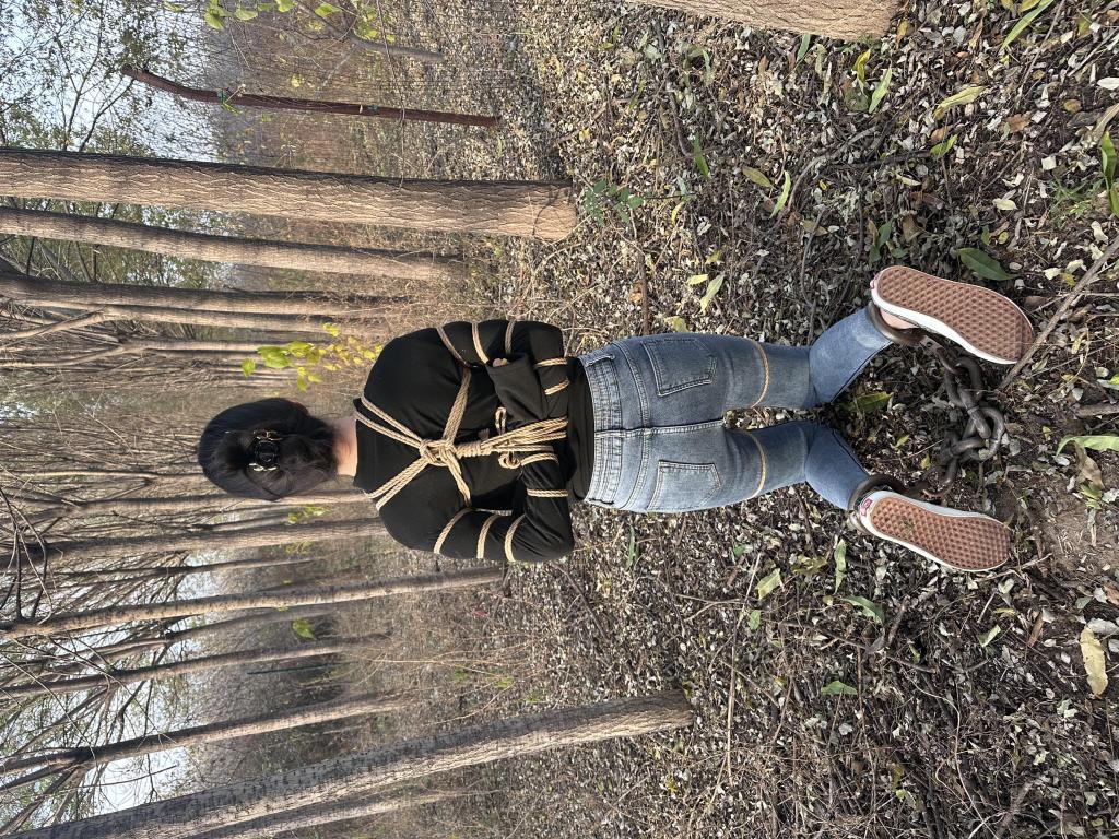 鑫鑫工作室出品，美女监狱主题体验 鑫鑫工作室出品，美女蓉蓉来到工作室想体验监狱，自己戴上手铐脚镣，体验了一下审讯椅，牢房，禁闭室，指认现场，五花大绑户外树林刑场。<br>欢迎各位老板定拍忘忧社，定拍QQ：3850460505