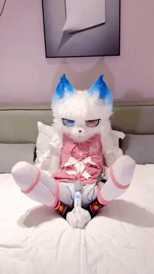 小姐姐穿上Kig皮和Furry兽装，第一次体验捆绑+郊狼电击+XX棒刺激，结果被玩哭了 不是高仿！是在上学的小姐姐不是男娘，小姐姐一放学就把她变成了小狗狗～不知道大家喜不喜欢看福瑞…纯分享所以只发片段，如果大家有什么想看的可以在评论里说说，不过也只会发片段啦