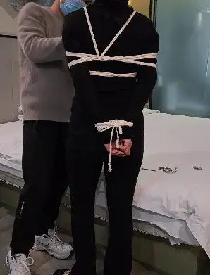 玩弄人妻，人妻被捆绑脱下裤子，刚开始很腼腆，棒棒一用上就变得特别骚了，多姿势持续强高30分钟，最后受不了了。 玩弄人妻，人妻被捆绑脱下裤子，刚开始很腼腆，棒棒一用上就变得特别骚了，多姿势棒棒持续强高30分钟，中间有一段需要自行脑补，发挥想象你懂的，最后受不了了。