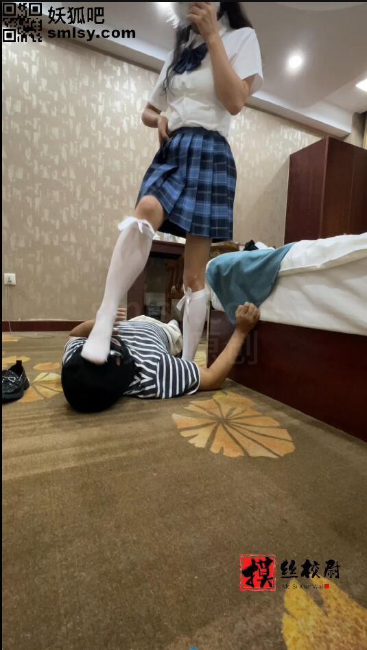 校尉原创-品足闻丝之JK妹妹裸足舔舐 足控患者福音<br>进入酒店后就脱下妹妹的JK雪糕品闻了一番<br>厚重的皮革味，伴随着温热的女人丝足香<br>一瞬间就进入了温柔乡中，全片舔吃镜头多<br>足隐超级享受