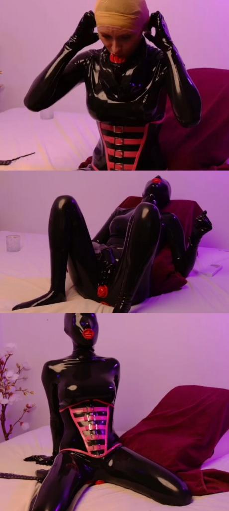 lacie_le_beauty_2024-10-28_18-42 创作：Latex lacie<br>Latex lacie 10月28日部分直播录像 全包乳胶衣回归第五弹<br>久违了老铁们，忙碌了一个月没有更新新回放，又是经典全包乳胶衣回归<br>全新连体黑色乳胶衣，包手包脚后，表情十分享受<br>换了发套，戴上头套，穿上黑粉束腰，又是手指双重入洞体验，可以说是相当满足了，后续还有经典口水吮吸体验，全程小怪兽的震动体验<br>喜欢乳胶和捆绑的朋友别错过了，以后会陆续更新相关内容，希望大家多多支持