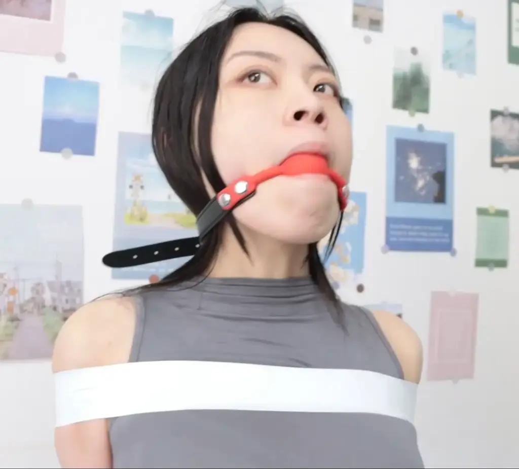 强绑蛮横小仙女:全集 本片为此前上架的上下集合集版，购买过上下集的请注意不要重复购买<br>得意客定拍，饰演者号码F203，身高175，颜值因人而异，但身材绝对优秀，特别是那条大长腿，又白又长又细。<br>小红是个名牌大学毕业，家财万贯的大小姐，似乎还学过防身术，非常狂妄自傲，唯我独尊，得意忘形，视男人如粪土就不应该存在这个世界上，所有的一切都不如女人。<br>这一天，她过去的一位追求者拜访了她...