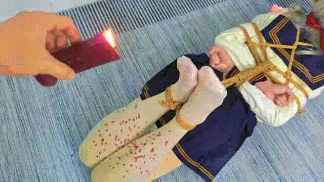 虐M记·M沉迷美色不务正业 被狠狠调教 从安都过来的M，因沉迷美色与绳艺不务正业，被老婆打的鼻青脸肿，只好暂别爱好，但还是找到我说想体验一次深刻的……<br>听M描述了之后我嘴角一勾…<br>那就驷马M腿绑在床上后再丝袜 口球堵嘴，当然眼睛也得蒙上，M很老实，这可不行，必须榨干干再折磨，然后下面压着棒子 中间筋膜枪顶住，双重棒子奖励，藏在M内部的玩具让他一直惶恐不安，当我把玩具都开启之后，只坚持了几分便瘫软下去了。<br>      由于我心善，见不得这场面，出于人道主义，忍痛给m休息了两分钟，便又把M抱到了地上，再次绑了起来，还是驷马，绑上之后，也少不了[X_X]抵住刺激，当然头部三件套还是逃避不的。<br>    下一步就是拉紧绳子再把腰上抬，上身抬到最高度的时候，M直呼***不过变成了呜呜呜。<br>    为了小M着想，在小M达到绝望坚持不住的时候，我决定了拿出蜡烛给予其温暖，不过这温暖很炽热，而被驷马紧紧绑住动弹不得的M，该如何逃避炽热的温暖滴落？只能默默忍受漫长的痛苦与绝望。MP4视频 本视频较长有三段。<br>谢谢大家支持<br>交流约绳约拍Q2906520439