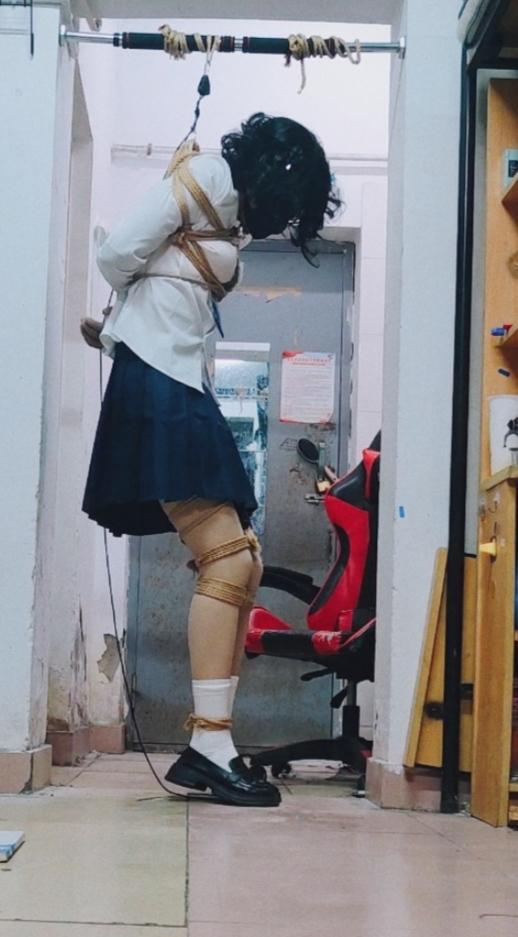 JK自缚 还是JK➕小皮鞋，上身绑了一个日式（背后有点丑QAQ），定时锁➕郊狼➕训练器，还是扛不住QAQ（PS:加好友注明来意哦宝子们）