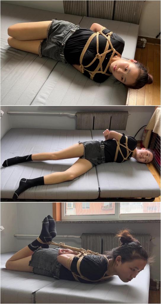 玩奴原创之清纯小妹前来试镜，短袜来点纯粹的捆绑挣扎！交流约绑教程请加1152327635。 解压密码<span style='color:#b0b0b0;'>[隐藏文字，购买后可见]</span>感谢各位同好对博主的支持！最近啊有喜欢唯美的同好觉得博主的尺度有点大了，博主的话还是尽量会想办法满足各位同好的不同的需求。本期的话带来唯美的驷马捆绑。妹子的话是很纯的学生妹妹，对捆绑感兴趣那咱们就试一下非常紧的驷马吧，短袜牛仔短裤搭配挣扎反正解是肯定解不开的敬请欣赏！<br>另外为了方便各位同好约绑，博主最近推出了一个非常详细的约绑教程。里面有非常详细的从零基础开始教大家如何认识妹子，如何与妹子沟通等等。非常的实用，有兴趣的各位同好加1152327635咨询，备用805351328。<br>目前博主已经出了五个系列，分别是绝对真实调教系列，真实约拍系列，口水囚徒系列，紧缚实验室系列，美人小舔犬系列以及最新出的高颜值系列都非常精彩，各种元素满满，希望各位同好多多支持！<br>推特可以关注浅神。本频道提倡健康积极的绳艺亚文化，目的是给生活增添一些情趣，谢谢大家。备用联系方式qq805351328。<br>下载操作：<br>1、电脑下载<br>2、解压<br>3、将压缩包内文件重命名后缀加.mp4或直接用播放器打开。<br>