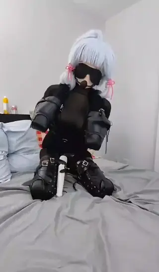 训练到最后，娃娃终于能得到性欲的满足 作者-静丰<br>长时间失去四肢的能力和五官的知觉而发情度已到达顶点，娃娃接触到任何外来的刺激都会当场[X_X]。当强大的震动刺激到她最敏感之处时，一直累积的[X_X]渴望一瞬间被释放，将娃娃[X_X]崩溃于强烈喷发的[X_X]，眼睛翻白，像可怜的狗呜咽，真正变成发情的母狗娃娃…