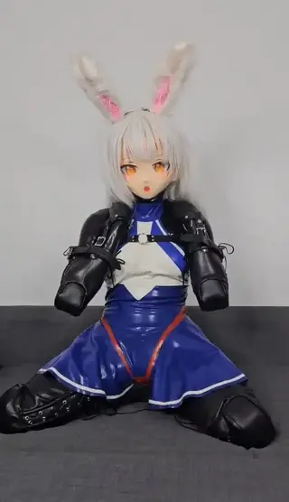 被乳胶化然后被k9服宠物化的填充物十分羞辱和委屈 作者-静丰<br>加上可爱的娃娃头壳和被叠起来的四肢将她变得娇小，她越挣扎越像一只想受宠的小狗，让别人看到都只想摸她而不想放她出来。在闷热和[X_X]中得到宠爱部分缓解了填充物的折磨，让她开始将自己变得像一只小狗来继续受宠，并渐渐化成永久的乳胶娃娃宠物...