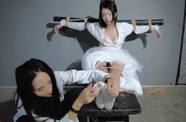【樱束原创】《第5号试药者》博士新研制的审讯特效药今天用第五个药人来试药看看效果如何！为了防止药效太过猛烈将她紧紧的捆绑在老虎凳绳无法动弹对她吃药后对于怕痒程度和疼痛感、敏感程度都进行测试与记录！ 剧情简介：<br>定拍转公映！博士新研制的审讯特效药今天用第五个药人来试药看看效果如何！为了防止药效太过猛烈将她紧紧的捆绑在老虎凳绳无法动弹！先测试没吃药时的感知感受再记录吃过药后的反应！吃过药后药人的感知力和敏感程度都大幅度升高了！原本不是特别怕痒的她变得特别怕痒也更加怕疼了！棒棒刺激也变得更加敏感和受不了！<br><br>樱束联系方式：QQ1565437 QQ5909437 官方邮箱：yingshuyc@gmail.com(记住邮箱回家不迷路)<br>统一解压密码：qq1565437 原老解压密码：qq2156176672<br><br>视频格式：MP4<br>分辨率：1080P<br>时长：39分钟<br>大小：2.1G