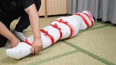 象人定拍-嗷嗷-油亮丝袜全包，用掉将近三十条丝袜的全包大工程！1h+ 全身连体丝袜X2打底，手上一层五指丝袜手套再穿一层包手丝袜手套<br>上半身再套上开档丝袜6条，腿上套上紫色连裤袜 白色连裤袜若干<br>头上套多层连裤袜，戴上项圈并上锁，把两条腿包进一条长筒袜里<br>手臂也套进长筒袜内，并且在身上套上全包丝袜四条 ，从头到脚 从脚到头<br>因为套了太多层的丝袜，嗷嗷的行动变得极为困难<br>——————————————————————————————————————————————<br>因为百度云经常和谐，所以尝试双层解压，<br>解压密码：xiangren123 第一次解压文件后缀改为zip，<br>原密码再次解压以后，把后缀改成mp4 即可观看<br>切勿在百度云中直接观看，容易被和谐!!!!!<br>线上定拍线下约拍。<br>QQ：192370054（注明来意）