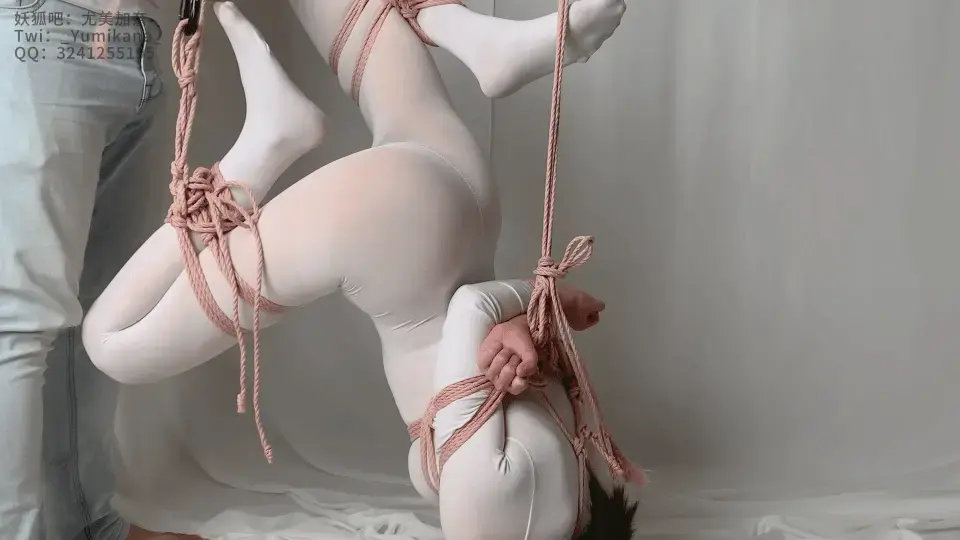 【尤美加奈】大尺度定拍续！无内白丝连体衣 x 棒棒强高 x 小粉td x 玩弄酥胸 x 全身束缚剪开衣服被侵犯 x 日式小高手 X 折腿全吊  【尤美加奈】 14 无内白丝连体衣定拍！续<br><br>上次被侵犯过后 坏人没有放走奈奈<br>奈奈就一直被日式后手束缚着<br>这天坏人又来了 这次把奈奈的腿也绑上了<br>然后还被全吊起来用玩具玩弄了<br>玩的差不多 这次把奈奈腿也束缚住来侵犯<br><br> <br>欢迎 QQ 3241255195(注明妖狐吧) 交流定拍,赞助（服装道具拍摄设备等）服装寄拍，原W咨询，奈奈手作成品麻绳，线下绿色约绳/调J体验(男女缚手可选，也可以指定奈奈当被缚，有女S可咨询）, 持续招女模特共同创作。（为防止和谐，网盘用户不要在线解压，请下载到电脑再解压）解压密码：yumikana<br><br>