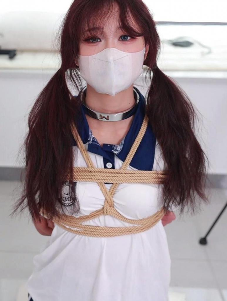 【中二病】北北学生校服跪地分腿驷马柱缚。一双小嫩脚折在身后绑住大脚趾吊起来玩（附赠第一视角） 北北学生校服跪地分腿驷马柱缚。一双小嫩脚折在身后绑住大脚趾吊起来玩。抚摸完全暴露的胸腹和腿跟（附赠第一视角）<br>1.关于解压：解压两次，第一次解压之后应该是一个后缀名.7z的文件，再解压之后改成.mp4即可，但是一定要先下载，然后使用其他管理软件解压，不要使用百度云APP解压，否则会被百度云封掉。<br>2.定拍，约拍，模特应聘，请加Q3769321898 。海外用户请联系邮箱：3769321898@qq.com<br>解压密码：zeb