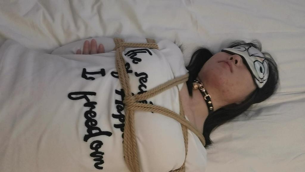 灵言白丝滴蜡体验 本次的灵言小姐姐自己购买了滴蜡来找摄影，主动要求体验被绑起来强制高的同时被滴蜡，也不知道又菜有爱玩的灵言小姐姐能不能承受住这一次的挑战呢？<br>如有定拍需求请联系QQ：3078316178<span style='color:#b0b0b0;'>[隐藏文字，购买后可见]</span>