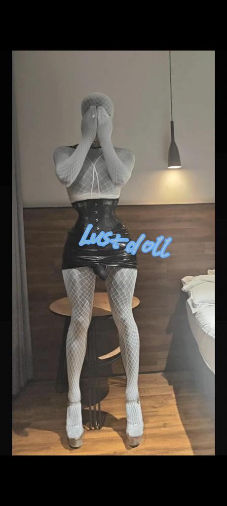 Lust：白丝网袜丝袜全包ol装扮（预览版） 这次lust收到一个定拍 要求lust模仿下nyloncherry的装扮 所以这次借鉴了下网袜白丝加上马油白丝的丝袜全包 加上ol套装 束腰 欲桃面具 防水台高跟鞋 看视频可以听到粗重的呼吸声 是因为最里面带了一个开鼻子微孔的乳胶头套 带太多层啦 看不见也超级难呼吸 开动玩具之后 真的超级舒服呢 最后避孕[X_X]头 在话筒下很快就[X_X]了~ 欢迎大家关注lust的x：@Dream_magicdoll 感谢大家的支持！