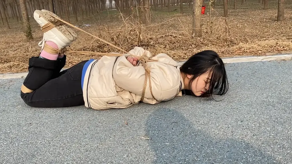 户外长时间捆绑蹦跳+户外驷马 白天的户外小树林里，身着日常服装的模特需要被捆着把散落在各处的瓶子捡回来，每捡到一个瓶子都会增加拘束。<br>增加拘束顺序：日式后手——小腿捆绑——脚腕捆绑——脚掌捆绑——每跳5步说一次“捆绑”——驷马；<br>每一个瓶子都很远，模特挣扎了好久才把瓶子都拿回来；<br>绑着脚跳着走总会有站不稳的时候，手被绑在后面也不能保持平衡，最后还是会摔倒。<br>最后还被驷马绑在小路上，路过的人看到了也没有办法。<br><span style='color:#b0b0b0;'>[隐藏文字，购买后可见]</span>