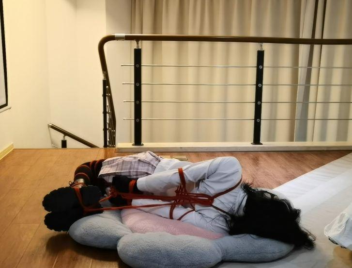 并腿直臂驷马自缚教程（带文字步骤教程很详细好用也好学~） 录个详细的直臂驷马教程，这个比较简单操作，主要是好用，能解不开，也不会翻车，视频里面加了文字步骤，学起来更方便，整体拘束感还是可以的，不过还是要注意安全，剪刀还是要备的  <span style='color:#b0b0b0;'>[隐藏文字，购买后可见]</span>