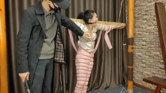 古装美女洛洛绑在竹竿上挠痒鞭打 洛洛身着古装，扮演一名侠女，被双臂张开绑在竹竿上，嘴巴塞进金属铁环，进行鞭打，挠痒，教训，惨叫连连，黑暗放置。视频解压密码：666888  。<br>一绳所爱绳艺体验店面向全国爱好者开放，本店提供绳艺捆绑模特服务、体验女绳师捆绑服务、变装绳艺体验、绳艺婚纱照摄影、体验长时间囚禁服务、绳艺教学培训、绳艺交流会、绳艺逃脱挑战赛、场地出租、专业麻绳销售，原创绳艺扑克销售、原创视频套图销售、作品私人定制、模特原味丝袜出售等，另外本店招募同好合作伙伴。微信：351552501初心