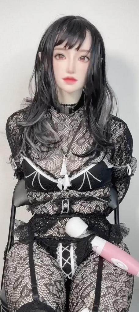 リアルフィメールドールに変身したらムラムラが止まらない kig男娘，带上按自己脸复刻的面具，用快乐棒强高玩弄自己，爽的在椅子上直抽抽。<br><br><span style='color:#b0b0b0;'>[隐藏文字，购买后可见]</span>