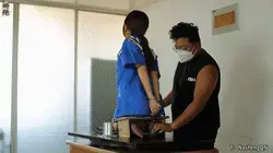 【娜绳工作室】【青柠】153NSGZS-153 ◀青柠的qiu服放置制作，青柠身穿qiu服，带着镣铐，板铐肘铐、qq手铐、脚筒铐、镣铐连体，呈驷马铐，最后还加了个拇指铐，这样要来，通过旋转台的展示，百分百的展现在面前<br>其实这样是不过瘾的，转身又来个跪铐，青柠确实柔韧性可以，板铐展现在面前，这那的都不缺，因为背铐的缘故，挠青柠的脚心，青柠都无处可去<br><br>大号QQ：642462518，有需要的加<br>备用QQ：3681234217<br><br>绳缚镣铐体验室初步建成，欢迎前来咨询体验<br>地址是在黄岛<br><br>另外，工作室诚招模特，仅限女生（CD，跨女还请勿扰，多谢合作）欢迎咨询<br><br>➡需要定拍的可直接加我的联系方式，模特可接定拍，一般当天出片。<br><br>↓   ↓   ↓   ↓   ↓   ↓   ↓   ↓   ↓   ↓   <br>✅主页：https://www.linzijun.app/@nashenggzs<br>✅QQ：642462518   备用：3681234217<br>✅微信：Nashengliaokao<br>✅推：@NashengQN<br>↓   ↓   ↓   ↓   ↓   ↓   ↓   ↓   ↓   ↓   <br><br><br>---------------------------------------------------------------------------------------------------------------------------------------------------------------------<br>㊙【解压密码】[-H] nana2023     在下载后解压的文件里  为防止被封，建议根据所给的提示请修改后缀名后观看。建议下载后观看，防止被封，请勿在线观看。如果是电脑端，可下载后修改后缀名可观看 [-H]<br>---------------------------------------------------------------------------------------------------------------------------------------------------------------------