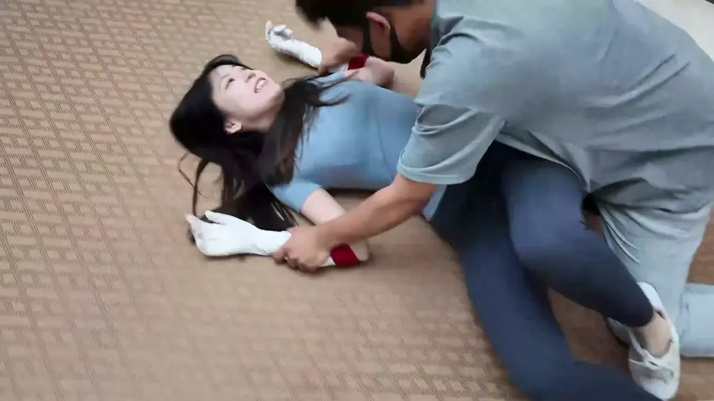 女战士下班回家遭偷袭牺牲 枫叶工作室,人气模特小智出演。定拍咨询：3821108537<br>涉及昏迷、摆弄、翻白眼、短白袜恋足等。喜欢的朋友们请多多支持。<br>剧情简介：女战士下班回家被潜伏着的强盗从后面偷袭，尽管小智站两下制服了强盗，但强盗假装被打败，趁其不备再次偷袭弄晕她。小智逐渐恢复意识，但强盗用魔铃控制了神智，她毫无还手之力，任由强盗摆布，最终不敌强盗瘫倒在地。强盗最后拎起奄奄一息的小智的头颅，女战士被吸光了所有能量牺牲。