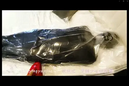 【紧缚少女樱雅酱】黑丝全包！真空睡袋！加上真空袋拘束td+棒棒+挠痒+呼控+虐胸~不断挣扎~！ 这次是樱雅绑别人哦，想来玩的也可以联系樱雅来了解，樱雅常驻上海或杭州【绝对安全，圈外人士请勿模仿哦】~<br>