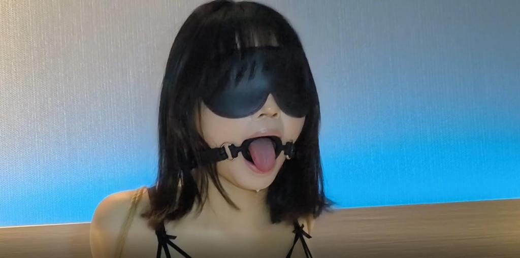 小O约拍 上 坐标浙江嘉兴 欢迎同城女同好线下约绑、约调<br>联系QQ532296991<br>推特@shenghuanzhiyu<br>小O约拍正片 本视频是年初时候约拍象人的模特小O的上集 主要是捆绑状态下尝试各种口器（口球、双环口环、充气口塞、深喉口球......）由于提前让模特吃了水果 所以口水含量也还可以 本人属于新手捆工 还在学习阶段 捆绑也是照着平台一些大神的视频依样画葫芦的 一边看教程一边绑的