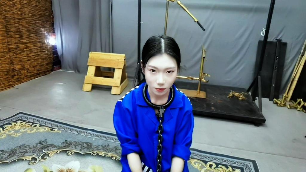 女杀人犯因杀人无数被抓，被押进看收所，为了活命，讨好看守长，甘愿做看守长的女奴，真是一个好贱的骚犯...... 解压密码：hdsy<br>女杀人犯因杀人无数被抓，被押进看收所，为了活命，讨好看守长，甘愿做看守长的女奴，借此机会，看守长给她带上30公斤脚镣和铁项圈连体手铐强迫行走，打扫卫生，并忽悠对她说，只要好好陪他玩，保证把她偷偷地放出去，女犯真的能放出去吗?<br>定拍交流绳模应聘请加QQ2032433381没有定拍能力的和伪女谢绝咨讯<br>