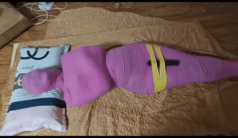 【狸猫】女M粉色绷带全包木乃伊，控制呼吸，封死五官，驷马放置，绝望喊叫 解压密码：limao   时长：44min        妖狐吧是唯一正版，盗版贩子阳痿，穷一辈子，永远找不到女玩伴哦<br><br>用粉色弹力绷带，将M一圈圈裹紧，直到把五官全部封闭，这对于刚入圈的人有点狠了，但是是她自己想体验，她以为被包起来后是弹弹软软的，没想到彻底成了木乃伊，顺便让她感受一下[X_X]的感觉，万一喜欢上不就又多一个嘛，最后驷马出来确实漂亮，但是叫的确实惨<br><br>zentai店铺，咸鱼搜索：花萧Kig<br>狸猫工作室个人接赞助，合作，出原味，定拍，都是白菜价，很多东西还在慢慢摸索，感谢大家的支持！联系方式:<span style='color:#b0b0b0;'>[隐藏文字，购买后可见]</span>，留好友必须必须出示妖狐购买记录
