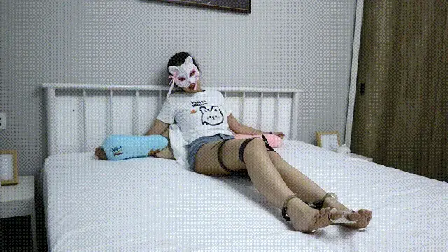 超重磅！趾间艺束工作室(原1018原创) 超模叶子首次棒棒强制GC 镣铐绑带全固定 捆在床上ZW 手铐脚铐脚趾铐  叶子接线下约拍约玩视频直播 详细请咨询！！！  <br>我是1018原创，现更名为趾间艺束工作室，大家都来看一下哦！！！别不认识我了！！！<br> <br>近期开放叶子线下业务！！！叶子接线下约拍约玩业务(约玩可一定尺度，如棒棒，各种摸)，接线上一对一视频直播，接定拍(可露脸拍一定尺度，如棒棒)，线下内容包括但不限于镣铐、绳子、拘束带、TK、恋足、舔脚、冰恋、催眠等等内容，详情请咨询！！！<br> <br>本期视频是叶子首次使用棒棒，效果非常不错，她本人也表示非常舒服很快就不行了哈哈哈！！！本视频不露脸，但是可以定制露脸强制GC的内容，可以内衣，当然其他内容定拍更可以了，详情请咨询！！！<br> <br>不知不觉咱也拍了六年了，其实一直以来连个小作坊都算不上，没有自己的场地，没有固定的模特，也不方便收发快递，道具也就只是一些金属的手铐脚镣，我也承认内容确实有些单一，但是如果没有自己的一个固定工作室，那么上述问题真的很难解决！<br> <br>但是！！！现在我有自己的场地啦！！！可以升级为工作室啦！！！从租房到装修到购买物品添置道具，总共20天，现在终于可以用啦！！！也非常感谢一直支持我的朋友们，也收到了好几位朋友的赞助，真的非常感谢！！！同时添置了很多的道具，如审讯椅、木枷、磁力绑带、QQ铐等等，后续会添置更多道具！！！工作室的具体内景和道具将在本帖最后展示！！！<br> <br>然后，大量接定怕啊！！！现在有审讯椅审讯室囚服等等道具了，还有木枷QQ铐等新道具，喜欢拍监狱题材的朋友可以来看看我这里啦！！！绝对比其他工作室便宜的多，物美价廉，保质保量，而且咱这的售后非常有保障！！！欢迎各位老板砸单定拍啦！！！<br> <br>插播一个通知：近期把本人拍过的几十个模特都整理出了一个简介，描述下大概的年龄职业，有什么特色，片子有什么看点，适合什么人群等等，配上4张截图，按妹子情况进行分类写成几个word文档，挑选起来一目了然，欢迎感兴趣的朋友 QQ联系沟通，拍过大几十个妹子，总有一款是个您！！！<br> <br>还是希望各位朋友多自觉一点，自觉抵制盗版，都看盗版，我们以后就拍不下去了，大家谁也看不了，孰重孰轻，大家心里应该清楚！！！<br> <br>观看最新作品，定拍，租赁场地，女生应聘模特或体验，交友交流，QQ：3295687894和QQ：1372314498两个都加，注明林子。<br> <br>视频1558M，1920*1080高清，34分29秒。 <br><br><span style='color:#b0b0b0;'>[隐藏文字，购买后可见]</span>