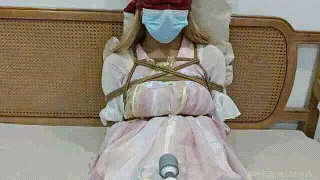 [乐鱼] 小M 汉服 强高 放置 [乐鱼] 刚开始没绑的时候让M喝了两杯奶茶，没一会他就想上厕所，“我说先绑上再上”。“绑上怎么上啊”？“待会儿你就知道了”。M只能无奈服从。<br>    在沙发上绑好之后，M尿意来越强烈，刚想说话就被我堵住嘴蒙上眼戴上口罩。<br>“唔~我憋不住了”<br>    没等M反应过来，一根棒子就抵了过去。“唔~唔~不要”<br>    在尿意强烈的情况下，又被棒棒刺激，没一会儿就坚持不住了，最终只能屈辱的就地解决……mp4视频 约0.9G 有意寻找搭子，有兴趣联系QQ290652043